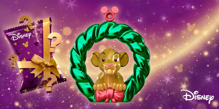 Disney kerstornament met Simba uit The Lion King in een groene krans, naast een paars verraspakketje met gouden strik op een paarse achtergrond met Disney-logo