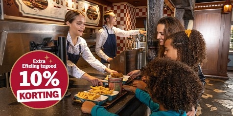 Efteling restaurant met bediening aan de balie, waarbij patat en snacks aan een groep gasten worden geserveerd. Ronde rode sticker met tekst: "Extra Efteling tegoed 10% korting".