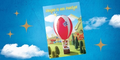 Afbeelding van een kleurrijke poster met een rood-witte luchtballon in een vrolijk getekend landschap met molens, bomen en wolken. Bovenaan de poster staat de tekst "Vliegen is een feestje!" in gele letters. De achtergrond is helderblauw met witte wolken en gouden sterren.