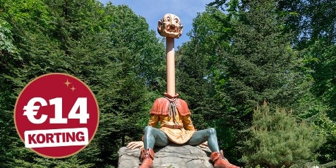 Standbeeld van Langnek uit de Efteling in een bosrijke omgeving, met een cirkel waarop staat "€14 korting".