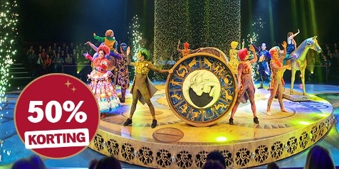 Circusvoorstelling met artiesten in kleurrijke kostuums rond een groot wiel op het podium, met een 50% korting actie in beeld.