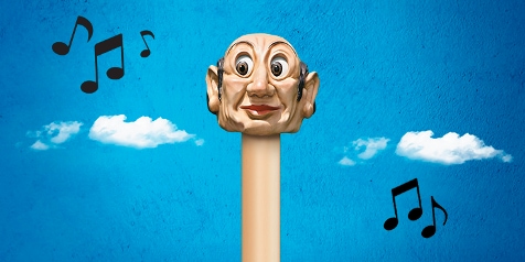 Illustratie van een opgeheven arm tegen een blauwe lucht met wolken, omringd door muzieknoten.