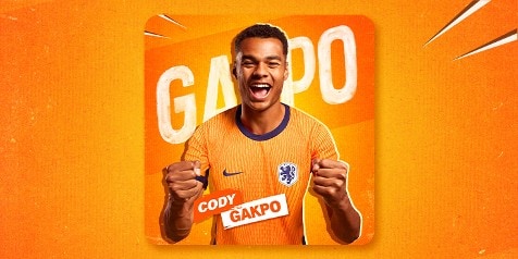 Voetballer Cody Gakpo in oranje Nederlands elftal shirt met naam op de achtergrond.