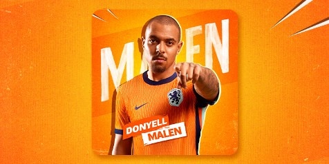 Voetballer Donyell Malen in oranje Nederlands elftal shirt met achtergrondtekst zijn naam.
