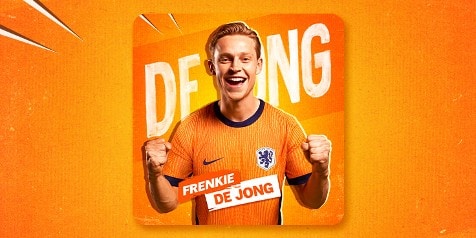 Voetballer Frenkie de Jong in oranje Nederlands elftal shirt met opgetrokken vuisten en achtergrond met zijn naam.