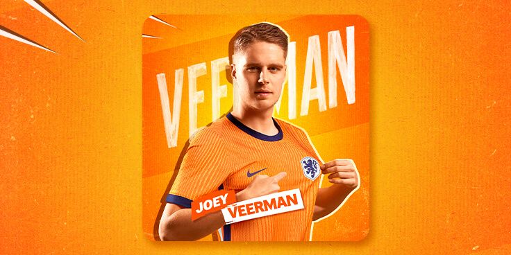 Voetballer Joey Veerman in een oranje Nederlands elftalshirt met achtergrond van zijn naam.