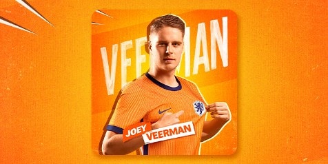 Voetballer Joey Veerman in een oranje Nederlands elftalshirt met achtergrond van zijn naam.