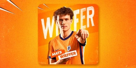Voetballer in oranje tenue met de naam Mats Wieffer op een oranje achtergrond.