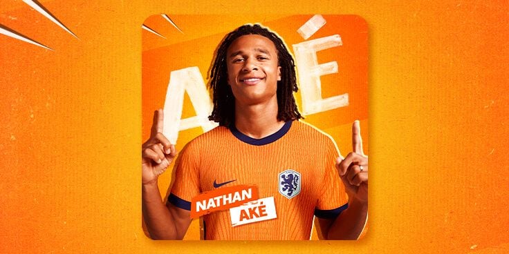 Voetbalspeler Nathan Aké in een oranje shirt van het Nederlands elftal met zijn naam op de achtergrond.
