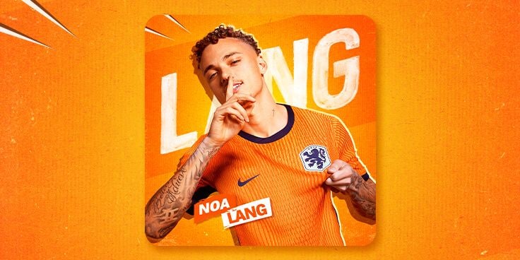Voetbalspeler Noa Lang in Nederlands elftal tenue met zichtbaar tattoo-sleeve.