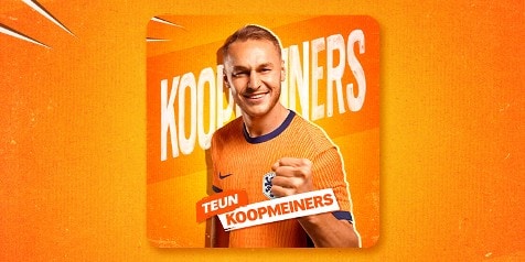Teun Koopmeiners in het Nederlands elftal tenue met naam op de achtergrond.