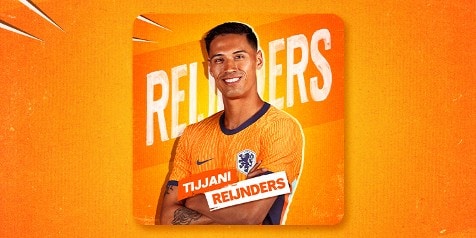 Voetbalspeler Tijjani Reijnders in oranje Nederlands elftalshirt voor achtergrond met zijn naam.
