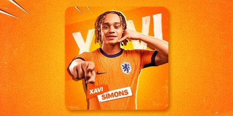 Voetballer met oranje Nederlands elftalshirt, naam Xavi Simons prominent in beeld.