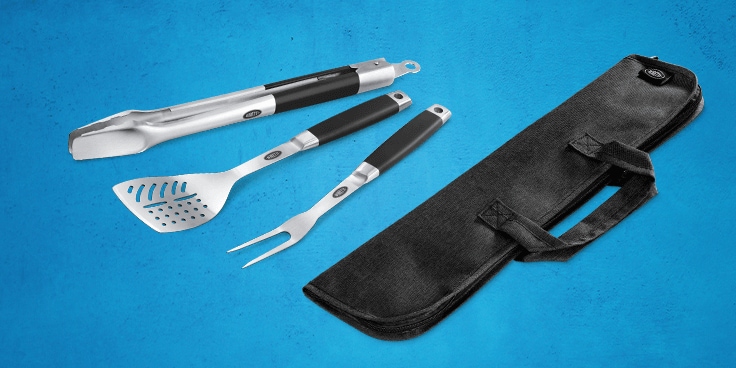 Barbecueset met tang, spatel en vork inclusief draagtas op een blauwe achtergrond.