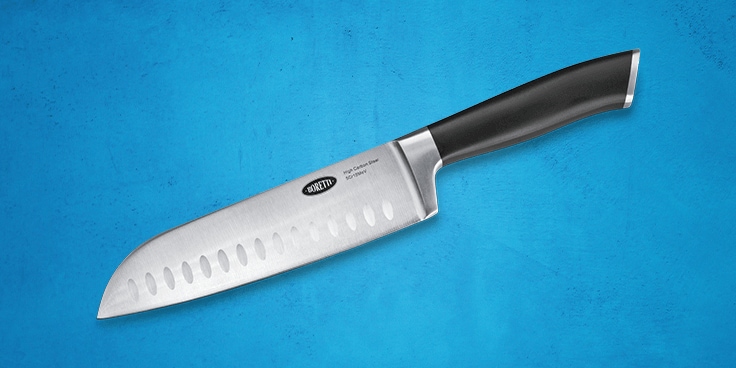 Hübscher Santoku-mes op een blauwe achtergrond