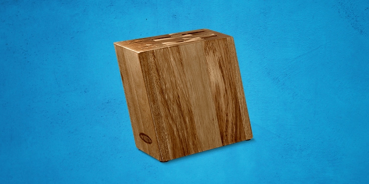 Houten messenblok op blauwe achtergrond