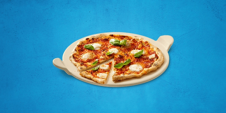 Houtovenpizza met basilicum en mozzarella op een houten plank.