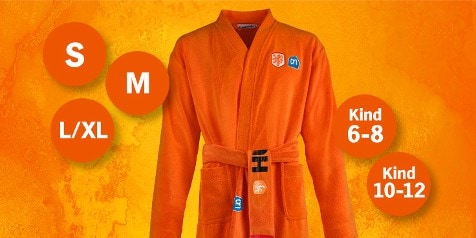 Oranje badjas in verschillende maten, met Albert Heijn-logo en Nederlands elftal embleem, tegen een oranje achtergrond. Beschikbare maten: S, M, L/XL, kind 6-8 jaar en kind 10-12 jaar.