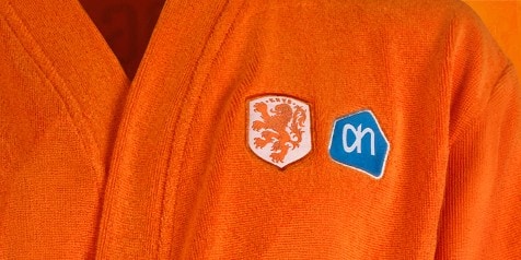 Oranje badjas met KNVB-logo en Albert Heijn-logo