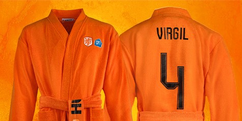 Oranje badjas met logo van Albert Heijn en KNVB op de voorkant, en de naam "Virgil" met nummer 4 op de achterkant.