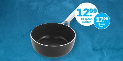 Zwarte steelpan met metalen handvat op blauwe achtergrond, met promotieprijs van €12,99 met 2 spaarzegelkaarten of €17,99 met 1 spaarzegelkaart.