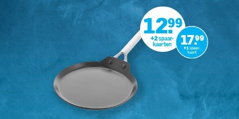 Pannenkoekenpan met prijskaartjes voor spaaractie: €12,99 met 2 spaarkaarten of €17,99 met 1 spaarkaart, op blauwe achtergrond.