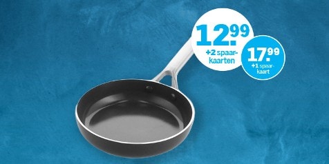 Koekenpan op een blauwe achtergrond met een promotieprijs van 12,99 euro plus 2 spaar kaarten of 17,99 euro plus 1 spaar kaart.