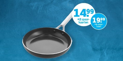 Koekenpan met metalen handvat op blauwe achtergrond, voorzien van actieprijzen: €14,99 met 2 spaarkaarten of €19,99 met 1 spaarkaart.