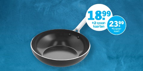 Koekenpan met actieprijzen en spaarpunten op een blauwe achtergrond.