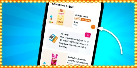 Scherm van een mobiele telefoon met de Albert Heijn app waarop gewonnen prijzen te zien zijn, zoals Verkade crisp met 70% korting en Verkade XXL choco wafel hazelnootcreme met coupon gratis, omgeven door een feestelijke, verlichte rand op een blauwe achtergrond.