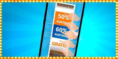Afbeelding van een smartphone met daarop een digitale gokkast met kortingsacties zoals "50% korting", "60% korting" en "gratis". Meerdere handen wijzen naar het scherm, met een blauwe achtergrond en felgele lampjes rondom de rand.
