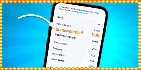 Smartphone met een besteloverzicht van Albert Heijn waarop een bespaard bedrag als 'Bonusvoordeel' wordt weergegeven, met een pijl die naar het voordeel wijst.