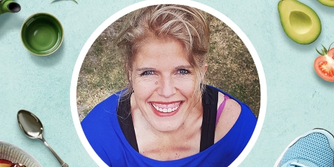 Gezonde levensstijl concept met avocado, tomaat, ontbijtkom met fruit en granen, hardloopschoen en vrouw in blauwe sportkleding.