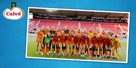 Nederlands vrouwenvoetbalteam poseert in stadion, gesponsord door Calvé.