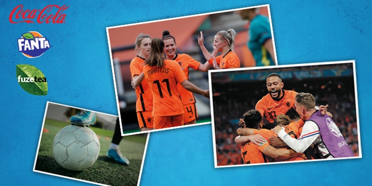 Voetbalteam in oranje shirts viert een doelpunt, met Coca-Cola, Fanta en Fuze Tea logo's op blauwe achtergrond.
