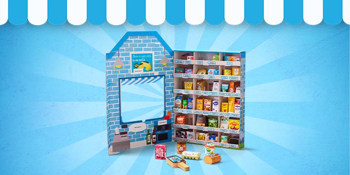 Miniatuur Albert Heijn supermarkt met mini-producten en winkelinterieur op een blauwe achtergrond