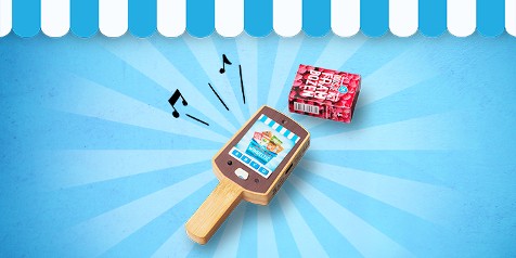 Houten speel kassa scanner met verpakking, op blauwe achtergrond met feestelijke strepen en muzieknootjes