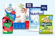 Verschillende baby- en peuterproducten, waaronder AH luiers, Nutrilon babyvoeding, Olvarit knijpfruit en Organix appelkoekjes.