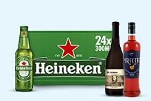 Heineken bierkrat, Heineken flesje, rode vermout fles en een fles witte wijn naast elkaar.