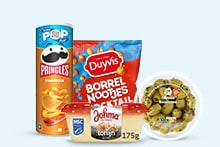 Pringles Paprika, Duyvis borrelnootjes cocktail, Johma tonijnsalade en groene olijven in een kom bij elkaar gepresenteerd.