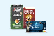 Drie verpakkingen warme dranken: Segafredo Orgánica koffie, Douwe Egberts filterkoffie en AH Earl Grey thee.