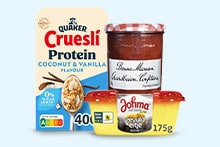 Quaker Cruesli Protein kokos & vanille, Bonne Maman aardbeienjam en Johma eiersalade verpakt samen