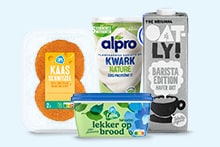 Vier vegetarische en zuivelproducten: AH kaasschnitzel, Alpro kwark nature, Oatly Barista Edition haverdrink en AH Lekker op brood.