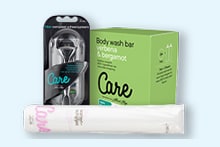 Verzorgingsproducten van het merk Care, waaronder een body wash bar met verbena & bergamot, een scheermes en wattenschijfjes.