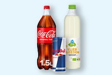 Drie drankflessen: een fles Coca-Cola, een blikje Red Bull en een fles vlierbloesemsiroop van Albert Heijn.