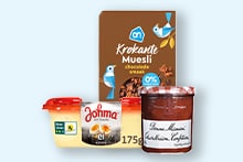 Ontbijtproducten met AH krokante muesli, Johma eiersalade, roomboter en aardbeienjam.