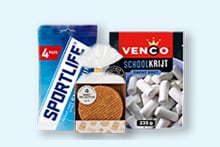 Sportlife kauwgom, stroopwafels en Venco schoolkrijt snoep verpakkingen bij elkaar.