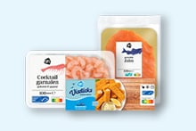 Verschillende verpakkingen met visproducten van Albert Heijn, waaronder cocktailgarnalen, zalmfilet en vissticks.