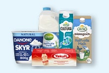 Assortiment van zuivelproducten, waaronder Danone Skyr, Yakult, Arla halfvolle melk, Arla biologische halfvolle melk, Albert Heijn halfvolle melk en Campina halfvolle melk.