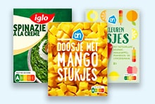 Drie verpakkingen diepvriesproducten, waaronder Iglo spinazie à la crème, AH doosje met mangostukjes en AH kleurrijke ijsjes.